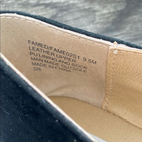 The Pointed Flat with Chain in Black - Picture 2 of 9